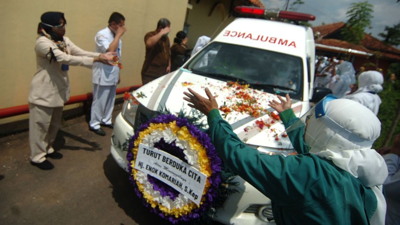 Perawat Wafat karena Covid-19, Tenaga Kesehatan Berikan Penghormatan Terakhir - Bagian 2