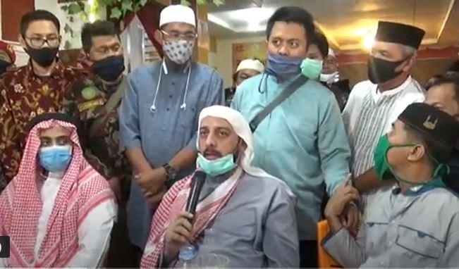 Diduga Didalangi, Syekh Ali Jaber Minta Polisi Usut Tuntas Penusukan Dirinya