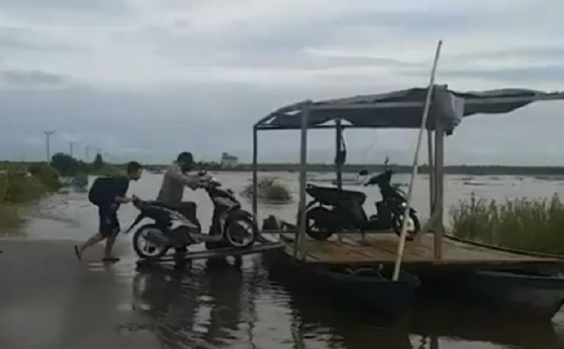 Banjir Putus Akses Jalan di Katingan Kalteng, Warga Sewa Perahu untuk Beraktivitas