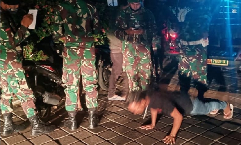 title Pengunjung Kafe di Bali Tak Pakai Masker Dihukum Push Up Pengunjung Kafe di Bali Tak Pakai Masker Dihukum Push Up