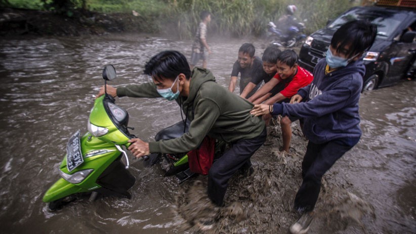 Jalanan Rusak dan Tertutup Air di Bojong Gede, Banyak Pengendara Motor Terjatuh - Bagian 2