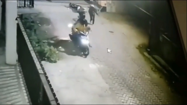 Viral, Begal Bawa Parang di Makassar Kejar Pengendara Motor hingga Masuk Perumahan