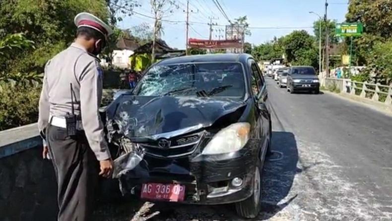 Sopir Mengantuk, Mobil Dinas Lingkungan Blitar Tabrak Pemotor hingga Tewas