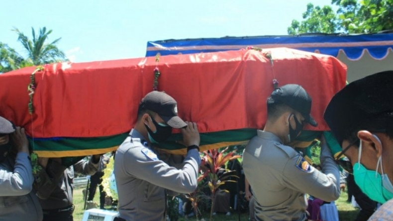 Meninggal karena Sakit, Penyidik KPK Dimakamkan di Jember