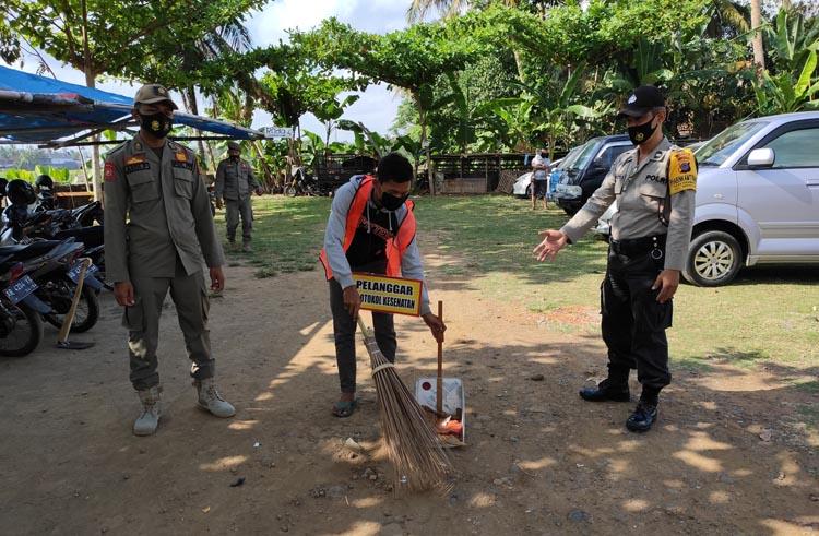 Hanya Disanksi Menyapu, Warga Sepelekan PPKM Darurat