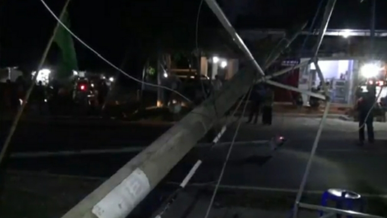 Kabel Listrik Tersangkut di Ekskavator yang Melintas, 3 Tiang di Ponorogo Roboh