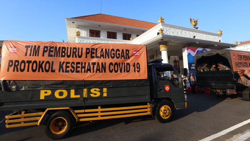 Gubernur Khofifah Lepas Tim Pemburu Pelanggar Protokol Kesehatan - Bagian 2