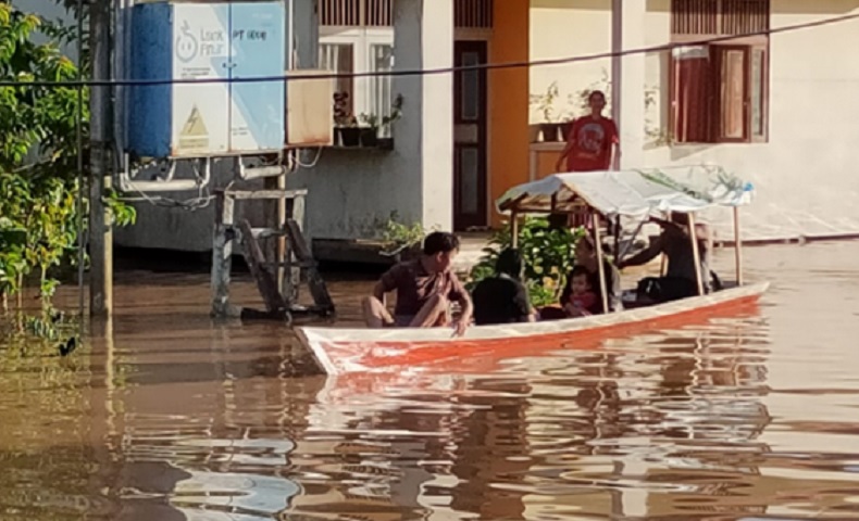 Lihat Lambaian Tangan, Anggota TNI Evakuasi Ibu-Balita Terjebak Banjir di Kapuas Hulu