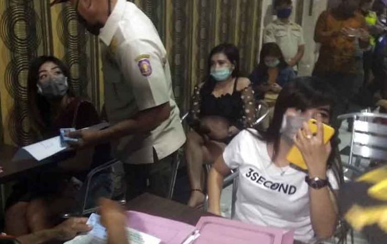 Operasi Yustisi di Mojokerto, Petugas Amankan 20 Pemandu Lagu dan Pengunjung Karaoke