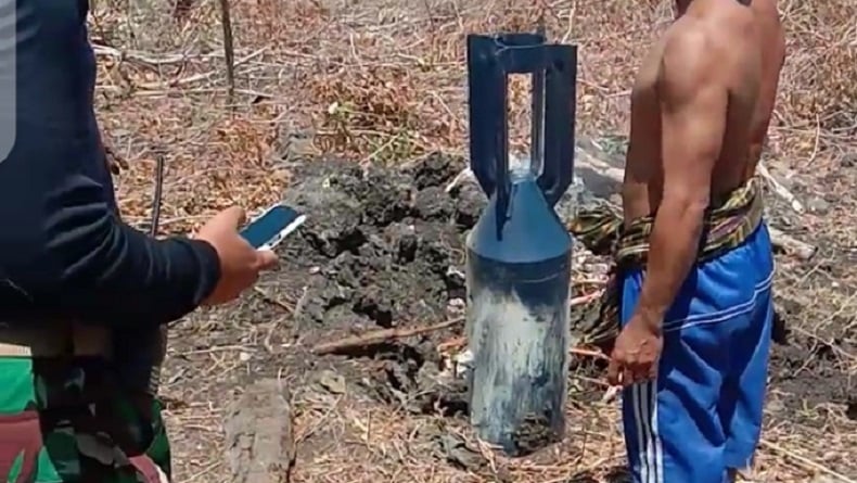 Geger, Petani di Gowa Temukan Mortir Besar Menancap di Ladang