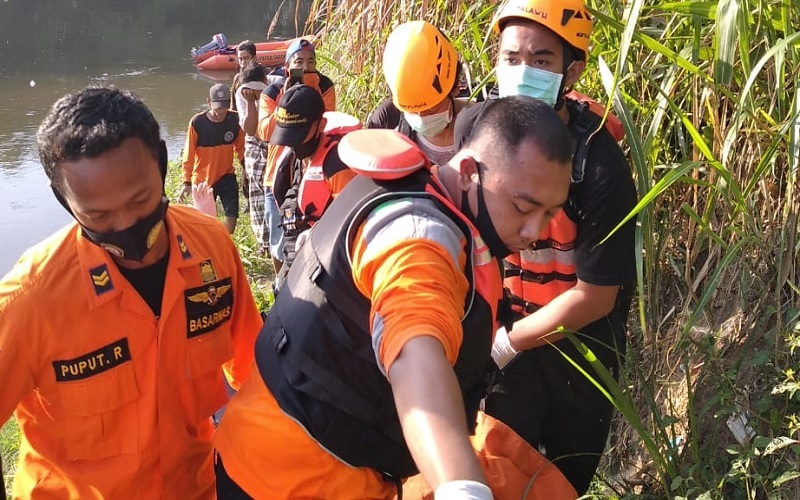 Tinggalkan Motor Lengkap dengan Helm, Warga Sragen Terjun ke Sungai Bengawan Solo