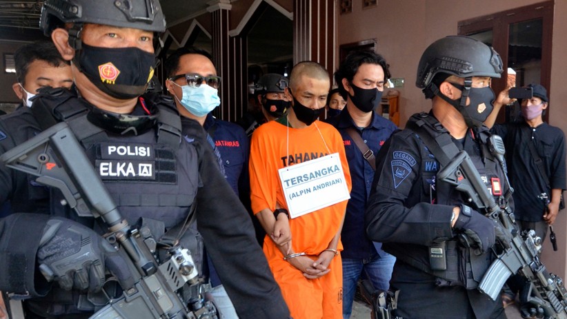 Alpin Adrian Peragakan 17 Adegan Penikaman Syekh Ali Jaber - Bagian 2