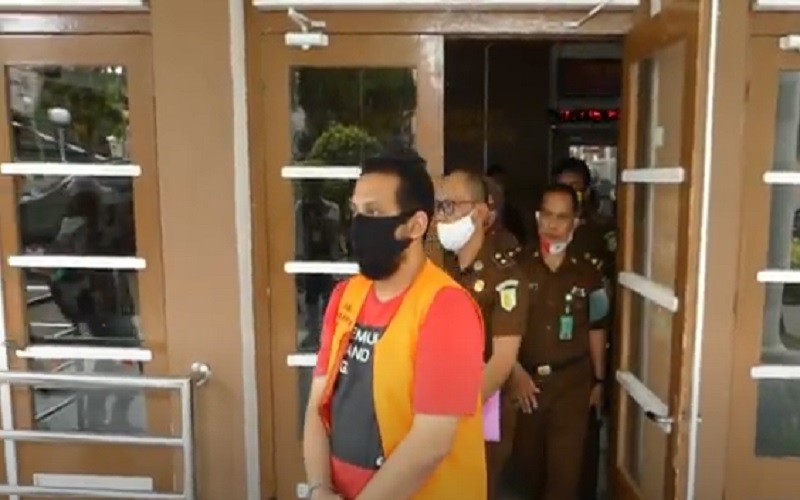 Suami Buronan Kasus Penipuan Senilai Rp4,6 Miliar Ditangkap, Istri Menangis