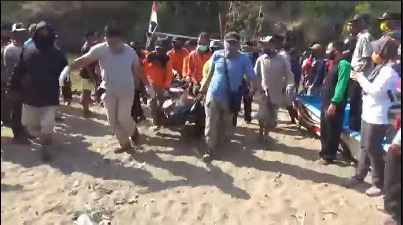 Mancing Bertiga di Atas Karang, Nelayan di Pacitan Digulung Ombak