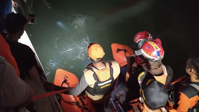 title Pemuda di Makassar Nekat Lompat ke Laut di Dermaga Pelabuhan Paotere Pemuda di Makassar Nekat Lompat ke Laut di Dermaga Pelabuhan Paotere