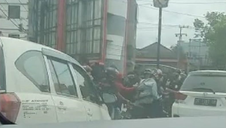 Viral, Puluhan Orang Mengamuk Blokade Jalan di Kendari dan Keroyok Pengendara