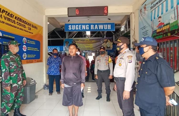title Tak Pakai Masker, Pengunjung Pasar Siyono Didenda Nyanyikan Indonesia Raya Tak Pakai Masker, Pengunjung Pasar Siyono Didenda Nyanyikan Indonesia Raya
