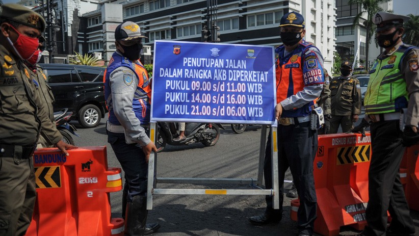Cegah Kerumunan Warga, Jalan Protokol di Bandung Ditutup - Bagian 3