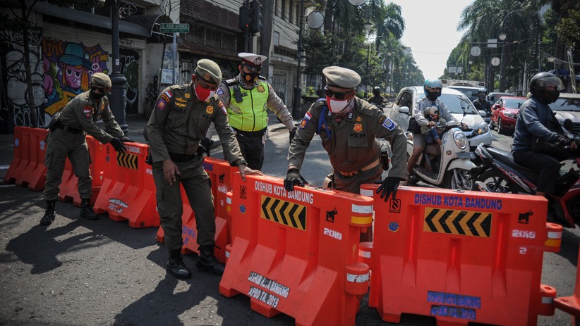 Cegah Kerumunan Warga, Jalan Protokol di Bandung Ditutup - Bagian 1