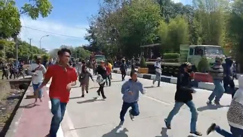 Demo Mahasiswa Berakhir Ricuh di Barru, Polisi Lepaskan Tembakan Peringatan 2 Kali