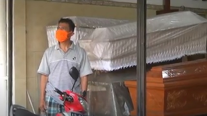 title Cerita Penjual Peti Jenazah Sepi Orderan karena Tak Punya Jaringan ke Rumah Sakit Cerita Penjual Peti Jenazah Sepi Orderan karena Tak Punya Jaringan ke Rumah Sakit