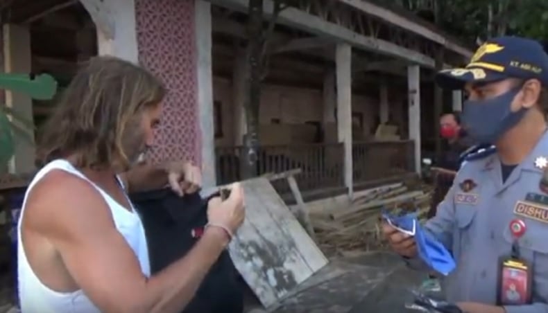 title Takut Kena Razia Masker, WNA di Bali Bergegas Tinggalkan Pantai Takut Kena Razia Masker, WNA di Bali Bergegas Tinggalkan Pantai