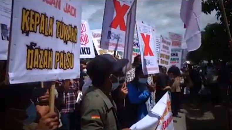 Massa Geruduk KPU Samosir terkait Dugaan Ijazah Palsu Salah Satu Balon Wakil Bupati