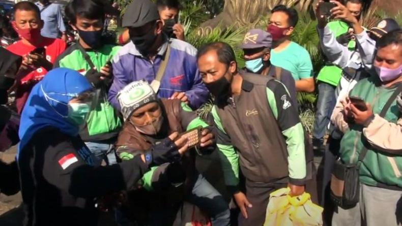 Khofifah Gowes Bersama Forkopimda Jatim dan Bagikan Masker di Malang