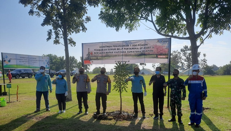 Pantau Prokes di Pertamina EP 2, Kapolda Sumsel Bagikan 200 Sembako ke Warga