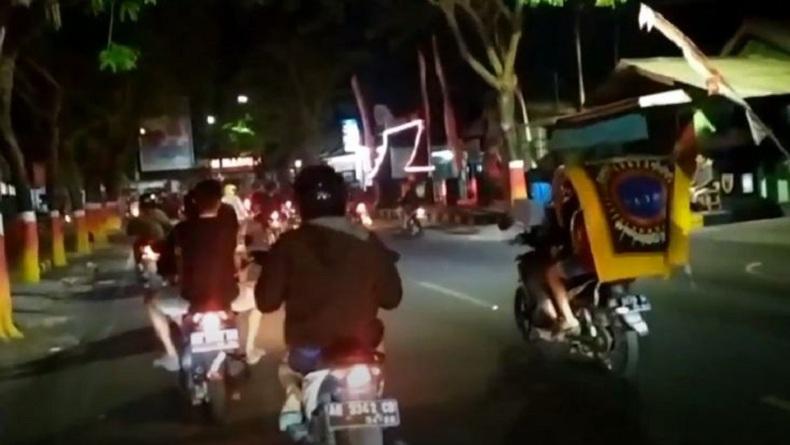 title Viral Bentrokan 2 Kelompok Persilatan di Madiun, Diduga Buntut Pelemparan Viral Bentrokan 2 Kelompok Persilatan di Madiun, Diduga Buntut Pelemparan