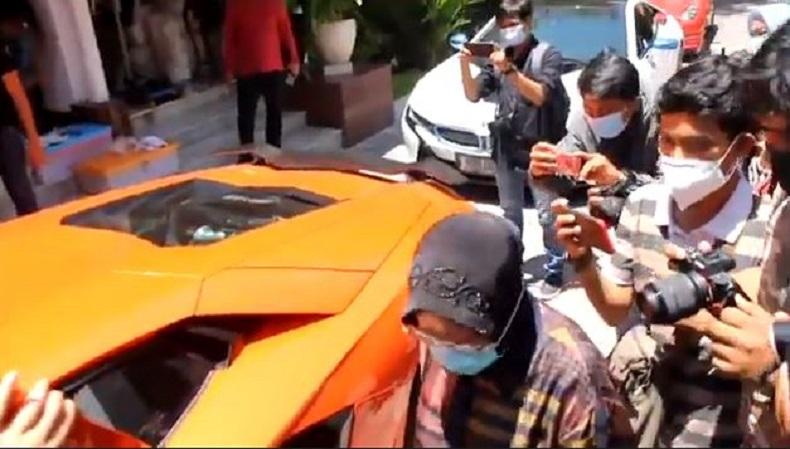 Dibawa Super Rich Surabaya Naik Lamborghini, Risma: Enak, kalau Mobilku Goyang-Goyang