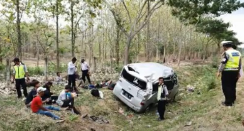 Gran Max Terbalik di Tol Cipali Indramayu, 1 Orang Tewas, 10 Luka-Luka