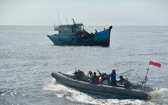 KRI Usman Harun-359 Tangkap 2 Kapal Ikan Vietnam di Natuna Utara