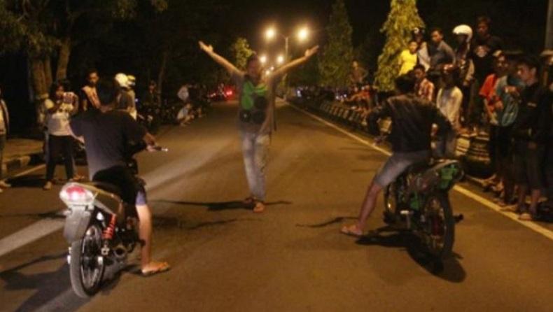 Aksi Balap Motor Liar Dibubarkan Aparat di Makassar, Seorang Warga Tertusuk Anak Panah