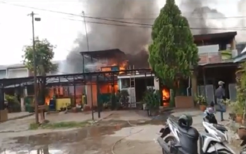 Diduga Korsleting Listrik Enam Rumah Di Perumnas Depok 1 Terbakar Bagian 1