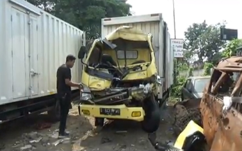  Truk  Pengangkut  Roti Tabrak Tronton di Tol Cipularang 2 