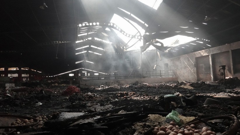 Puluhan Lapak Pedagang Pasar Wage Purwokerto Hangus Terbakar - Bagian 2