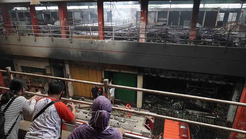 Puluhan Lapak Pedagang Pasar Wage Purwokerto Hangus Terbakar - Bagian 1