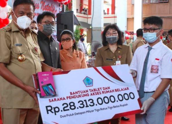 Gubernur Olly Serahkan Bantuan Tablet Senilai Rp28 Miliar bagi Siswa Kurang Mampu