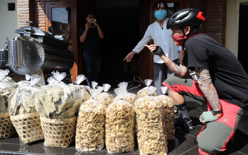 Promosi Barang UKM, Ganjar: PNS Bantu Beli Dong, kan Dapat Rezeki Tiap Bulan