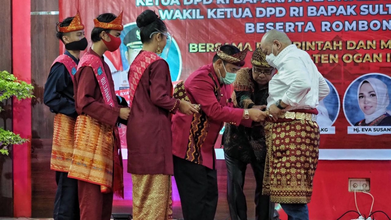 Kunjungi Ogan Ilir, Ketua DPD La Nyalla Dapat Gelar Tetue Bebuyutan Rambang Kuang