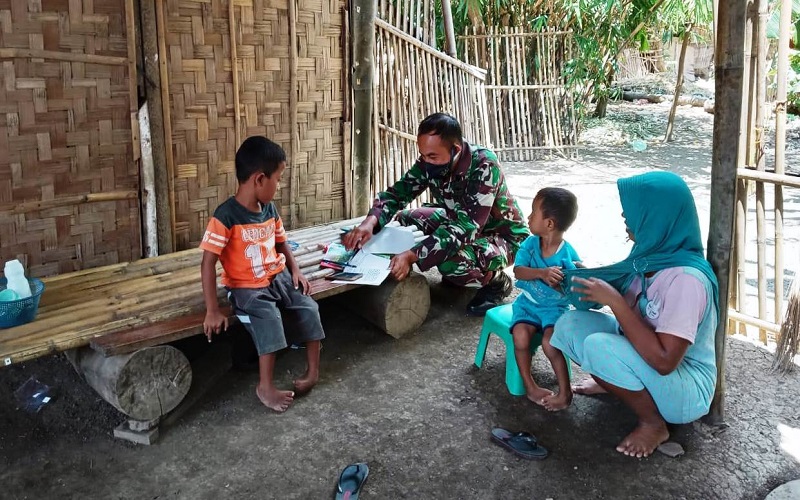 Intip Gaya Pak Tentara Dampingi Siswa Belajar Online agar Tak Keluyuran