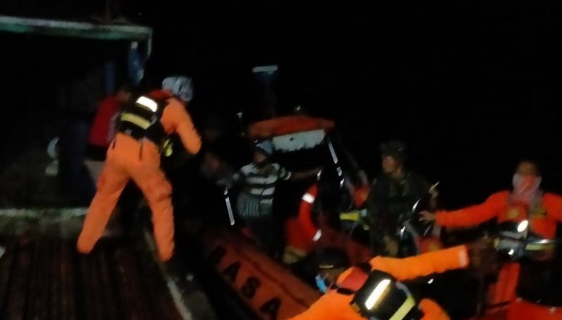 KM Adi Utama Bocor dan Kandas di Muara Agats, Tim SAR Asmat Evakuasi Kru Kapal