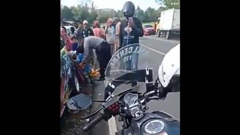title Truk Tabrak 3 Warga saat Akan Masuk Mobil di Wajo, 1 Tewas dan 2 Luka Parah Truk Tabrak 3 Warga saat Akan Masuk Mobil di Wajo, 1 Tewas dan 2 Luka Parah