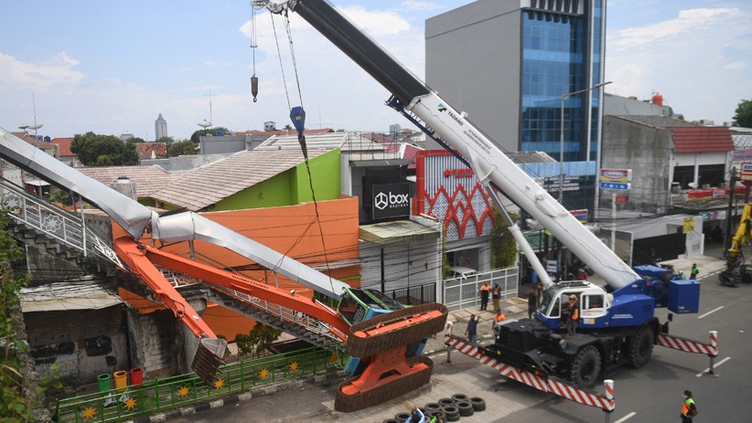 Ekskavator Terguling Timpa JPO di Kampung Melayu - Bagian 3