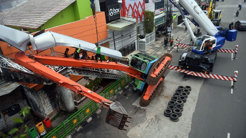 Ekskavator Terguling Timpa JPO di Kampung Melayu - Bagian 2