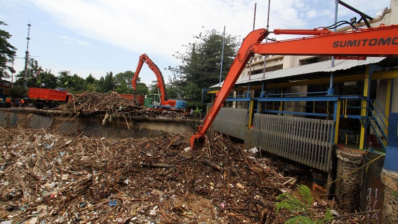 Debit Air Sungai Ciliwung Tinggi, Sampah Menumpuk di Pintu Air Manggarai - Bagian 2