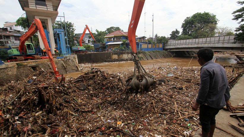 Debit Air Sungai Ciliwung Tinggi, Sampah Menumpuk di Pintu Air Manggarai - Bagian 3