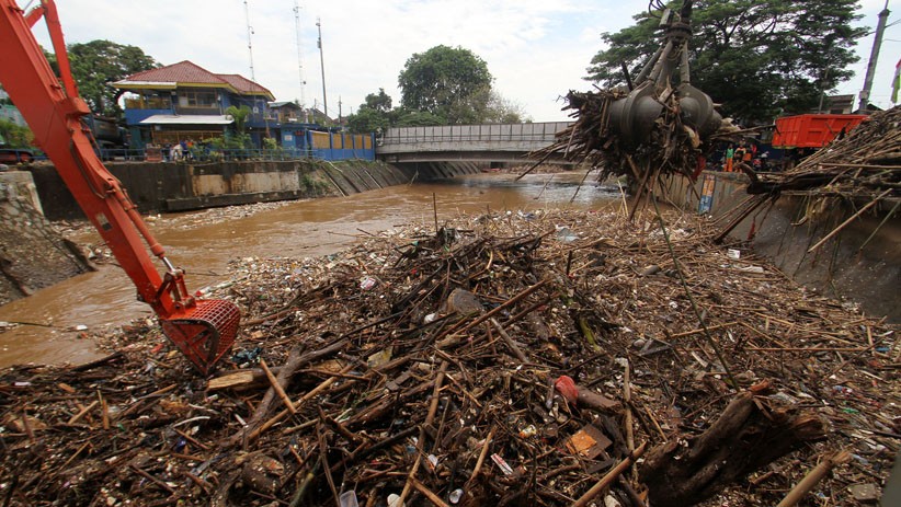Debit Air Sungai Ciliwung Tinggi, Sampah Menumpuk di Pintu Air Manggarai - Bagian 4