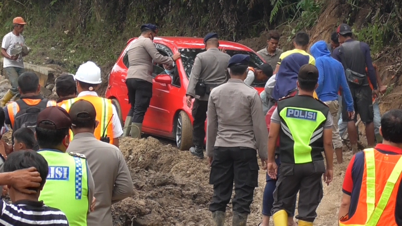 Sempat Tertutup Longsor, Jalur Padang-Medan Sudah Bisa Dilewati